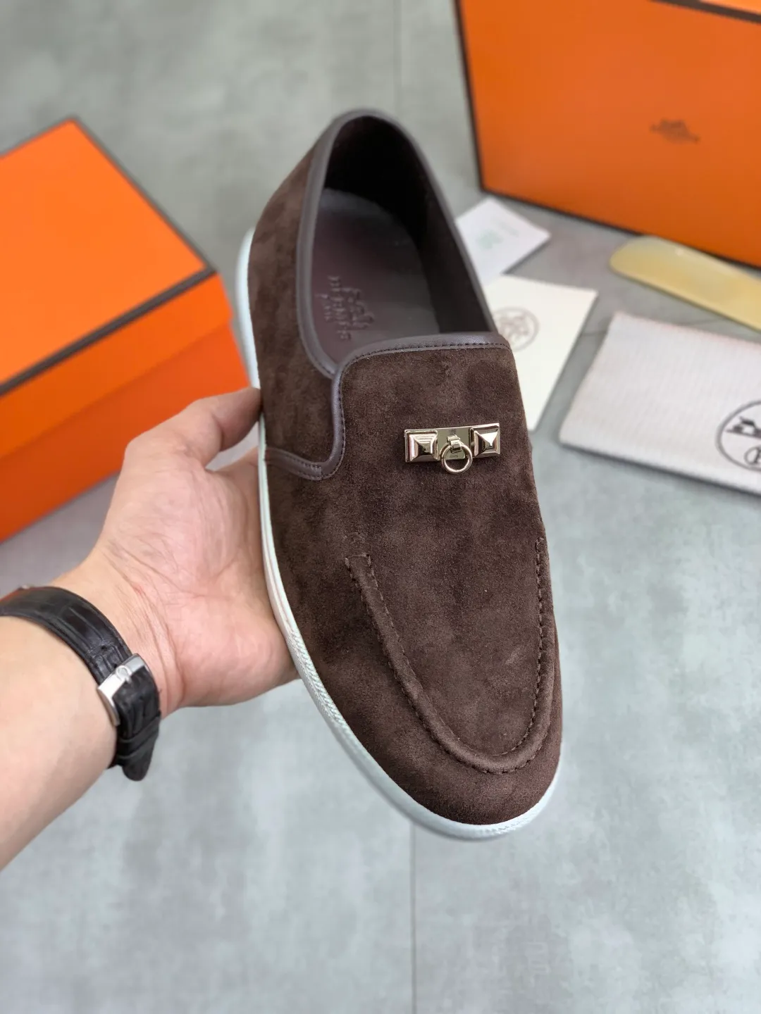 Factory price P600 New style Top version Original order Hermes Men's Drift Sneaker Spring new casual sports shoes Original purchase, development, production H family men's classic series, technical breathable fabrics with cowhide Casual sports shoes Casual sports dad shoes combine high-tech breathable materials and cowhide, H family exclusive button decoration on the side The outsole is full of H italic design and bright colors to show vitality and continue the brand design inspiration. Stroll around the city lightly and feel free and comfortable. Delivered in exquisite packaging🛍📦 ▪️Fabric: original customized breathable material + first layer of frosted cowhide ▪️Inner: cowhide feet ▪️Outsole: molded and evacuated PU+TPU material ▪️Size: 35-45 Multiple colors available Premium packaging